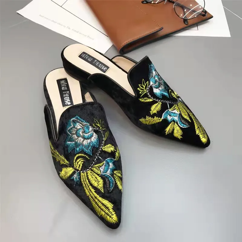 Novo mulas de Moda as Mulheres Chinelos de Seda Bordado Dedo Apontado sapatilha de Meia Feminina Verão Sandálias zapatos mujer